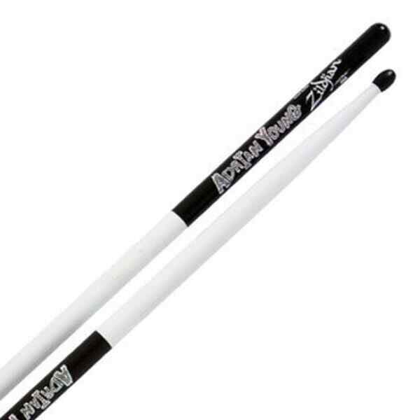 Baquetas Para Bateria Par Tip Madera, Serie Adrian Youg, Blanco Con Negro, Longitud 16 1/2″, Zildjia